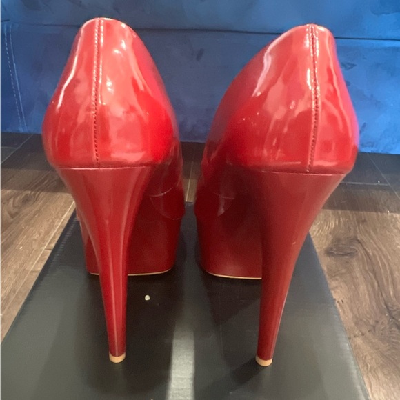 NEVER BEEN WORN Candy Apple Red Patent Leather Pumps. Size 9 - Picture 7 of 10